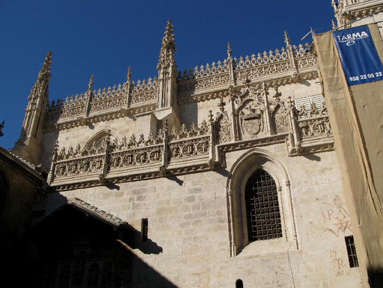 Inmitten der Häuser ist es nicht ganz einfach, die Kathedrale zu fotografieren...