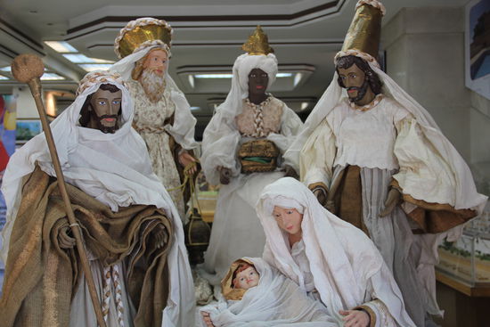 Krippenfiguren im Schaufenster einer Immobilienfirma...