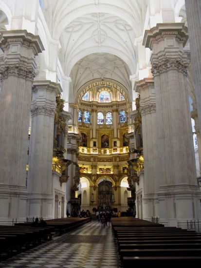 Die 47 m hohe Capilla Mayor - von einer Kuppel überwölbt - ist mit Glasgemälden aus dem 16. Jh. versehen...