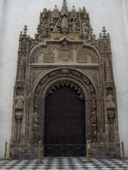 Das prachtvolle gotische Portal zur Capilla Real...