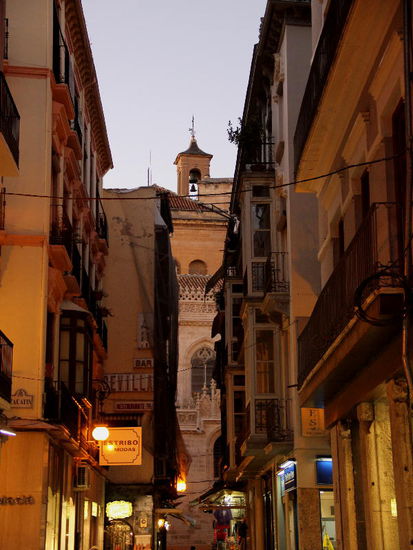 Die Nacht verdrängt den Tag in Granada...