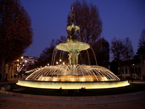 Hübsch beleuchtete Brunnen...