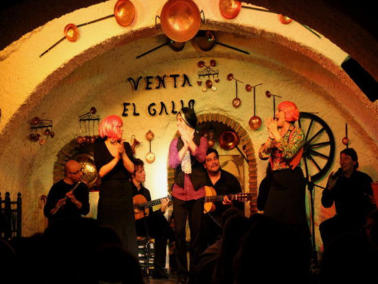 Der 28. Dezember ist offenbar in Spanien ein Tag des "Ulks", deshalb sind die Tänzerinnen und Tänzer mit Perücken "verkleidet"...