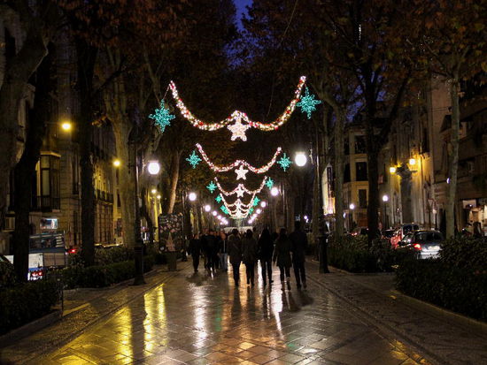 Festlich geschmückte Fussgängerzone (man beachte den super Marmorboden) ...