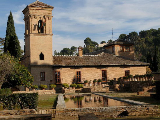 Das ehemalige Kloster "San Francisco"...; erbaut auf den Ruinen eines Nasridenpalastes aus dem 14. Jh. durch Königin Isabella I.; im Verlaufe der Zeit unterschiedlich genutzt; heute ein staatliches Hotel...