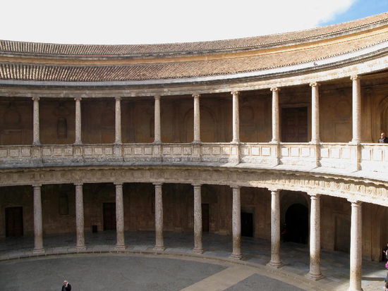 Das Schloss "Carlos V."; Der Palast wurde als Symbol einer Regierungszeit bezeichnet, mit Heftigkeit begonnen und nie vollendet. Der Aufstand der Mauren, einer der härtesten Bürgerkriege, hat zum Untergang des Königreichs Granada geführt und zwar für immer...