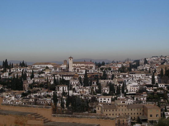 Der Ausblick auf die Stadt verkürzt die Wartezeit zum Einlass in den Nasridenpalast...  Blick hinüber zur Kirche San Nicolás...