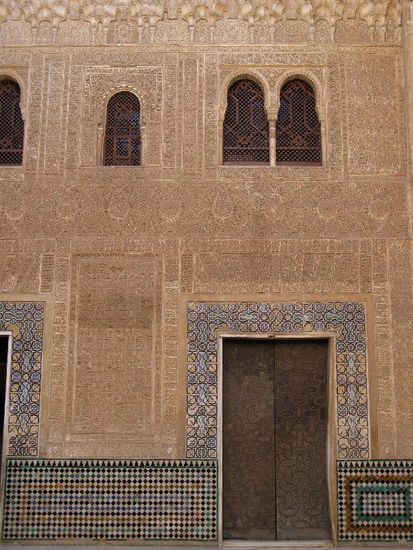 Die eindrucksvolle Fassade ist zugleich der Haupteingang zum Comares-Palast...