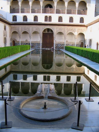Der Myrtenhof war der Mittelpunkt der diplomatischen und politischen Tätigkeit; der Hof verdankt seinen heutigen Namen der Hecke, die das Wasser umgibt...