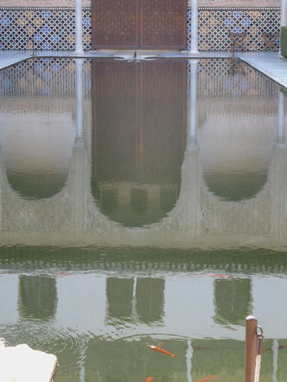 Im Mittelalter kam der Besucher durch den Haupteingang an der Südseite hinein und begegnete dem Wasserspiegel...