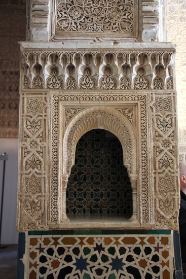 Blumenmotive sind häufig, da Abbildungen von Mensch und Tier im Islam verboten sind...
Versteckte Texte geben den Charakter des Saales wieder, z.B. im Saal der Botschafter: "Sprich wenig Worte und du wirst in Frieden gehen"...