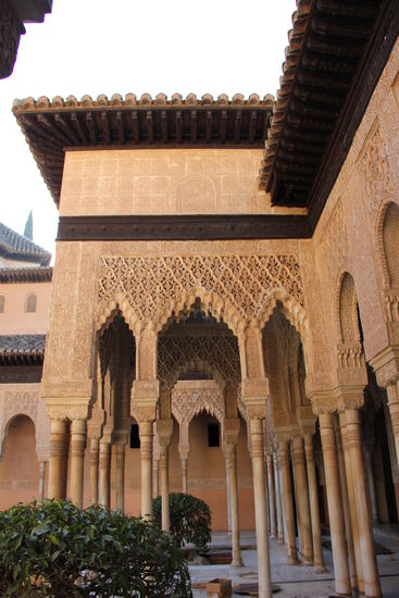 Der Löwenhof war das Zentrum der Privatresidenz des Sultans. Um den Hof herum lagen die Räume für die Frauen. Dieser Bereich diente allerdings nicht nur als Harem, es konnten auch diplomatische und politische Tätigkeiten stattfinden...