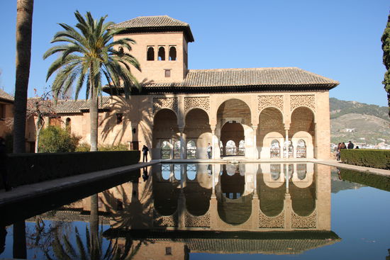 Der offene Säulengang des Damenturms, der den kleinen Vorplatz mit Wasserbecken überragt, wird im arabischen "Partal" genannt. Es war ein gartenmässig angelegtes Gelände mit prächtigen Häusern und herrlichen Palasten...
