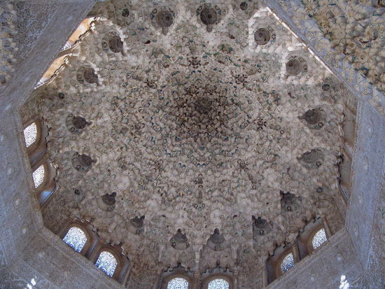 Die "Mocárabes-Kuppel" ist ein Wunder, das aus 5416 Teilen zusammengesetzt ist...