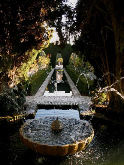 Die zentralen Wasserbecken erinnern an die typische Kreuzanordnung vieler moslemischer Gärten...