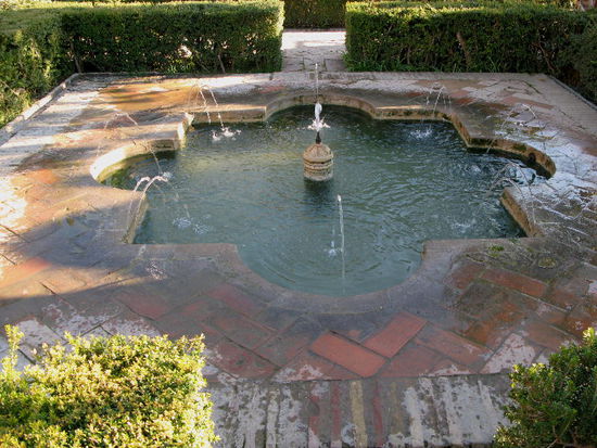 Jeder Ausblick von der Alhambra lässt die Motive deutlich erkennen, die die Gründer dazu veranlassten, diesen Hügel für ihre Paläste zu wählen.
Zu seiner Vollkommenheit fehlte nur das Wasser. Bei der Errichtung der Hofstadt baute Ibn al-Ahmar einen Bewässerungsgraben, der das Wasser etwa 6 km flussaufwärts dem Fluss Darro entnahm und beim Generalife eindrang.