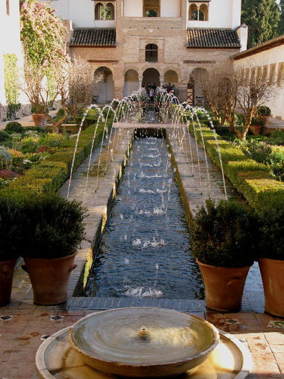 Der "Patio de la Acequia" (Wasserbeckenhof) Dies ist der älteste  Bereich  dieser Paläste und hat im Laufe der Zeit verschiedene Änderungen erfahren. Der Tradition des "abgeschlossenen Paradieses" folgend, unsichtbar von aussen und in sich selbst gekehrt, hatte die westliche Mauer bis auf den kleinen Aussichtspunkt keine Öffnungen.