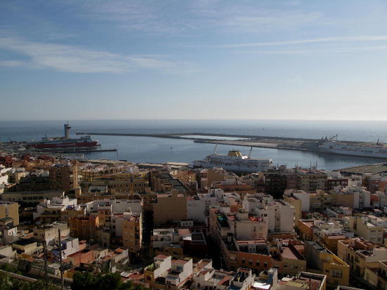 ...der Aufstieg bietet aber einen herrlichen Ausblick auf die Stadt und den Hafen...