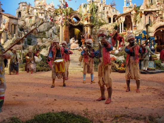 Eine sehr grosse Krippe mit Szenen aus dem täglichen Leben - imposant und echt gross...