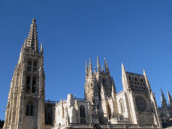 Die Türme entstanden im 15. Jh.; im 16 Jh. war der Bau der Kathedrale vollendet...