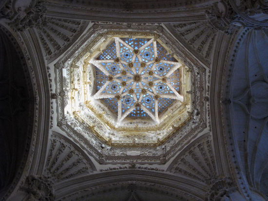 Auf 59 m Höhe ist ein reich an Skulpturen und Wappen geschmücktes Kuppelgewölbe...