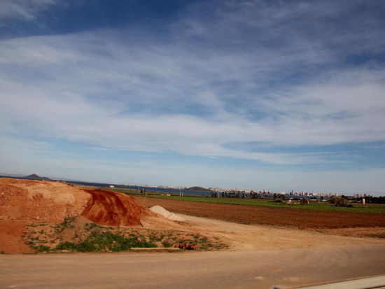 Wir verlassen die Gegend, in der fleissig gebaut wird...