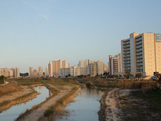 In Rojales nehmen wir die Hilfe der Polizei in Anspruch um die richtige Adresse zu finden... was ein falsch geschriebener Buchstabe beim GPS ausmacht...