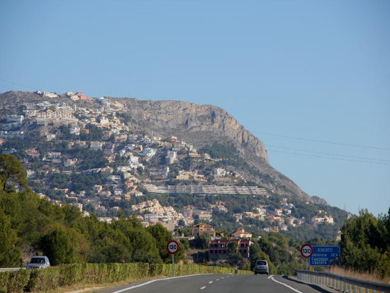 Baulinien an den Hängen gibt es wohl keine... wir umfahren Alicante und machen einen Abstecher in die Berge nach Xaló...