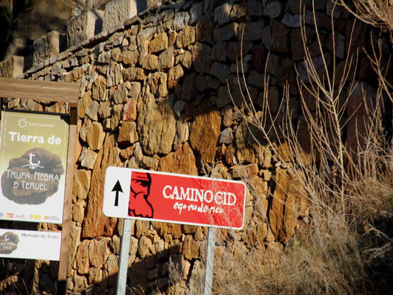 Die Strasse führt steil hinauf und verschlechtert sich; der "Camino Cid"; irgendwo hoch oben in der Pampa meint das GPS: Strasse verlassen, sie sind am Ziel...! Wir fahren weiter, hinein ins nächste Dorf, geben die Koordinaten des CP nochmals ein und siehe da, diese erweisen sich als falsch...
