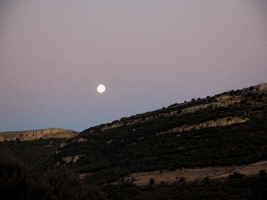 Wir sind spät dran, die Dämmerung bricht langsam herein...; eine Nachtfahrt auf engen Strassen ist angesagt; spät erreichen wir den CP in Peniscola...