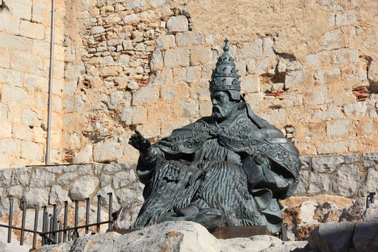 Die Geschichte der Burg ist eng mit dem Schicksal des aragonesischen Kardinals Pedro de Luna verbunden, der als Gegenpapst Benedikt XIII. den römischen Päpsten Urban VI. und Bonifatius VII. den Heiligen Stuhl streitg machte.