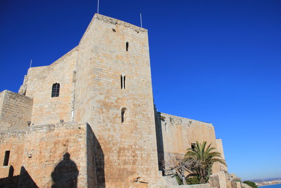 Als er von niemandem mehr unterstützt wurde, zog er sich 1415 von Avignon nach Peñiscola zurück, wo er starrsinnig daran festhielt, der rechtmässige Papst zu sein, und einen bescheidenen Hof einrichtete...