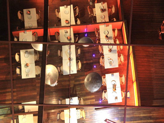Spiegel an der Decke... oder Restaurant wartet auf Gäste!