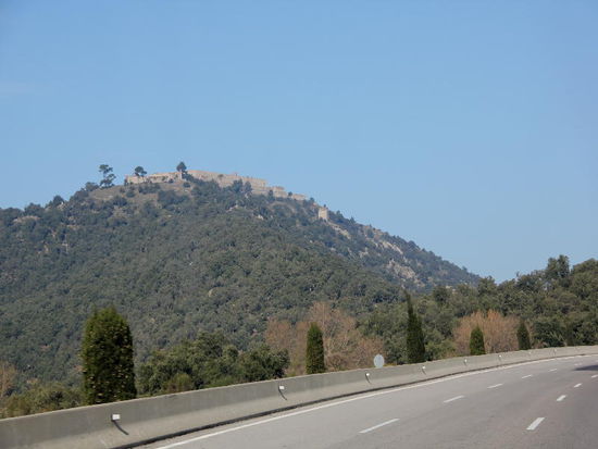 Das Strassengewirr von Barcelona haben wir längst hinter uns; unterwegs haben wir vollgetankt, der Dieselpreis ist immerhin um einiges günstiger in Spanien als in Frankreich...; zusätzlich ein 5 kg Sack mit frischen Orangen im Gepäck,  reicht aus für die nächste Zeit...