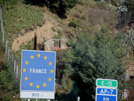 Wir passieren die Grenze nach Frankreich... uns ist aufgefallen, dass bei den verschiedenen Rastplätzen Plakate aufgehängt sind, wie man sich verhalten soll...; die Strecke wird vor allem zur Feriensaison von kriminellen Banden heimgesucht - Pannen werden vorgetäuscht, mit verschiedenen Mitteln wollen sie Autos zum Anhalten bewegen etc.! Vorsicht ist angesagt...!