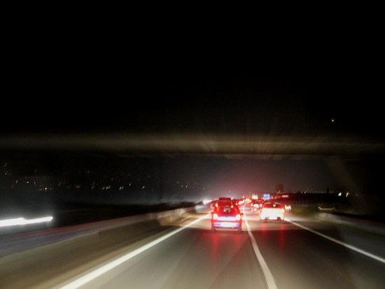 Wir sind an der Grenze im dichten Feierabendverkehr von Genf...