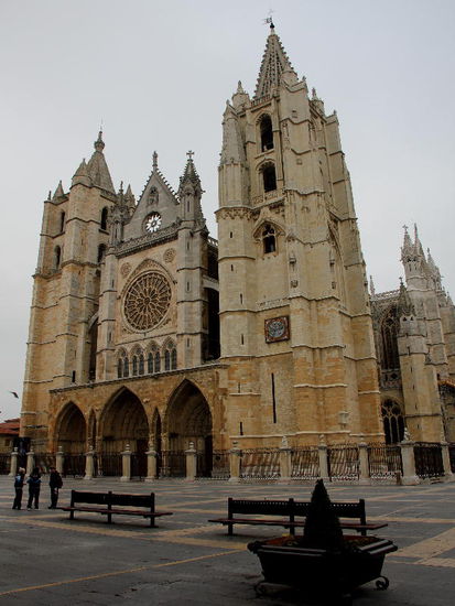 Die gotische Westfassade der Kathedrale... Die Türme sind 65 m hoch, dich Länge der Kirche misst 91 m; erbaut im 13. und 14. Jh.
