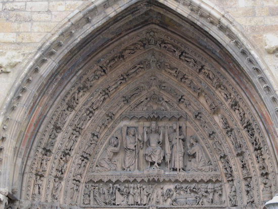 Über dem Hauptportal...