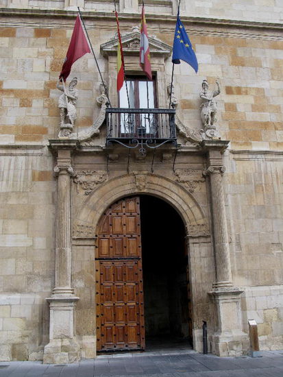 El Palacio de los Guzmanes; 1560 -1572...