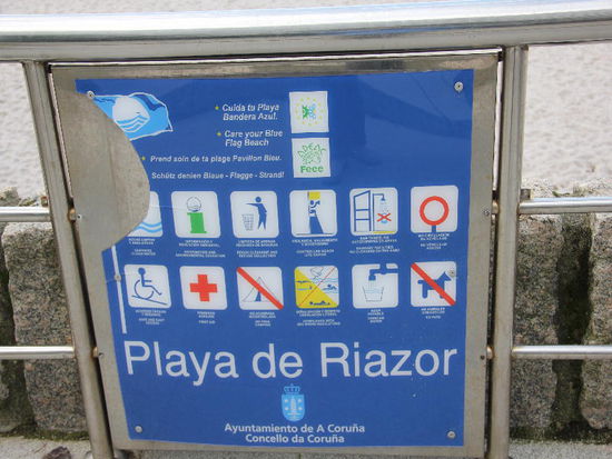 Eine Hinweistafel zur Playa de Riazor...