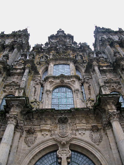 Die Fassade ist überaus reich verziert...