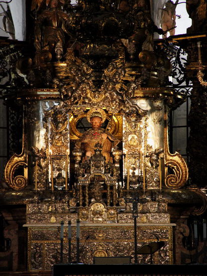 Der Hochaltar mit dem hl. Jakobus...