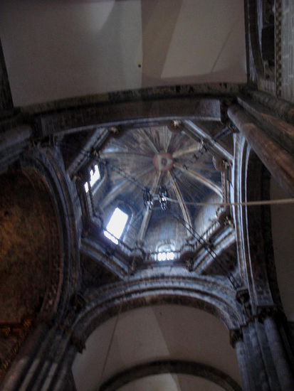 An diesem Pendel hängt das 50 kg schwere Räucherfass, das jeweils an hohen Feiertagen von 8 Männern in Schwingung versetzt wird, bis es pfeifend durch das Kirchenschiff saust und seinen Weihrauch verteilt...