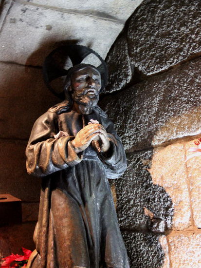 ...und als Heiliger; in der Hand hält er Zettel mit Bittschriften von Pilgern...