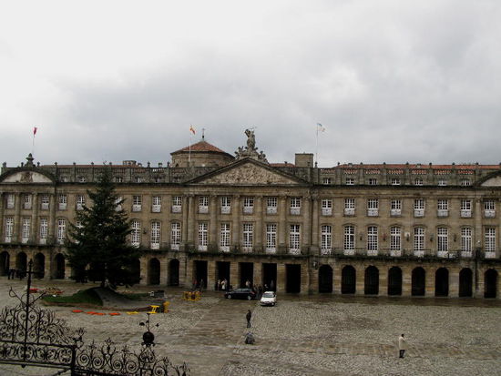 Gegenüber der Kathedrale zieht sich über die ganze Längsseite des Platzes der 1777 erbaute Pazo de Raxoi, in dem heute sowohl das Rathaus der Stadt als auch die Regierung der autonomen Gemeinschaft Galiciens untergebracht sind...