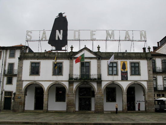 Die Portweinkellereien in Vila Nova de Gaia