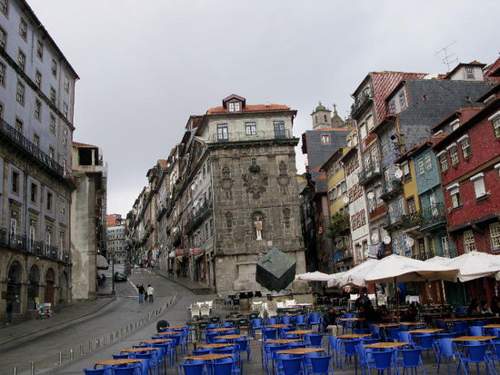 Wegen der Steilheit der Strassen und Gässchen, aber auch wegen des unsicheren Wetters beschliessen wir, den Stadtrundgang mit dem Yellow Bus zu unternehmen... praktisch!