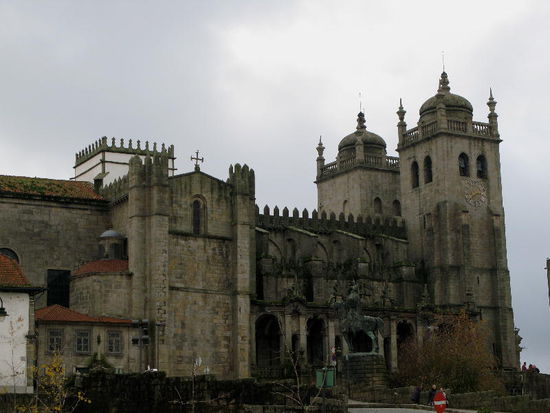 Die Kathedrale der Stadt Porto..., gleich dahinter der Bischofssitz...