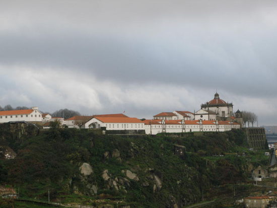 Garnison der portugisischen Armee auf dem andern Hügel...