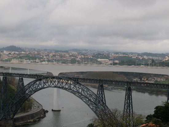 Eiffel hat nicht nur den Eiffel-Turm in Paris gebaut, sondern auch diese Brücke über den Rio Douro...